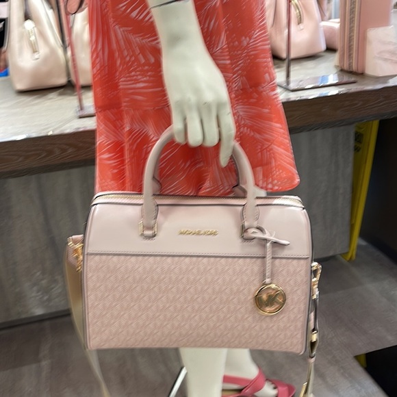 Michael Kors med Duffel Travel - Leather/Coated
Light Powder Blush
MD DUFFLE
NWT - Picture 4 of 16